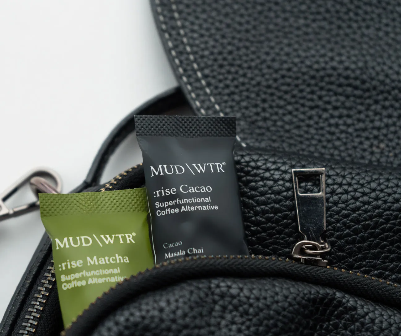 MUD\WTR Matcha Stick Packs matchajauhe annospusseissa